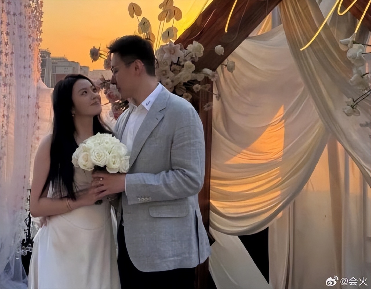 _张靓颖获男友求婚_夕阳求婚图片