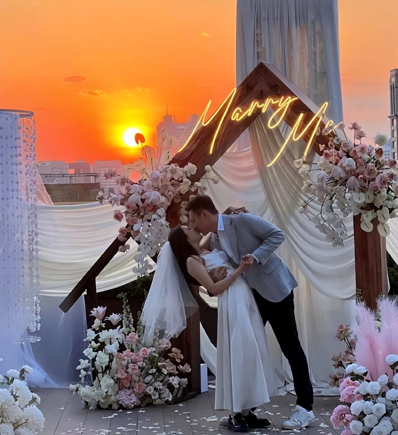 张靓颖获男友求婚__夕阳求婚图片