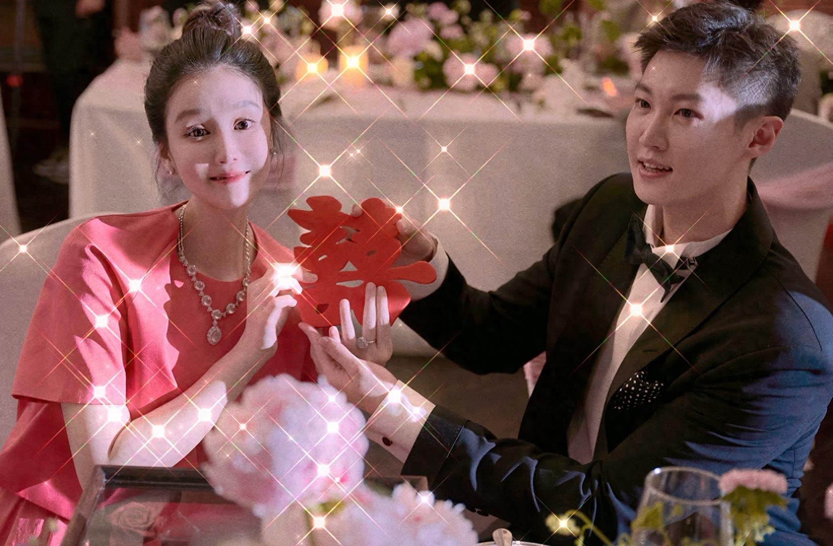 赵本山1岁小外孙近照，憨态可掬像洋娃娃，与妈妈童年照似饼印