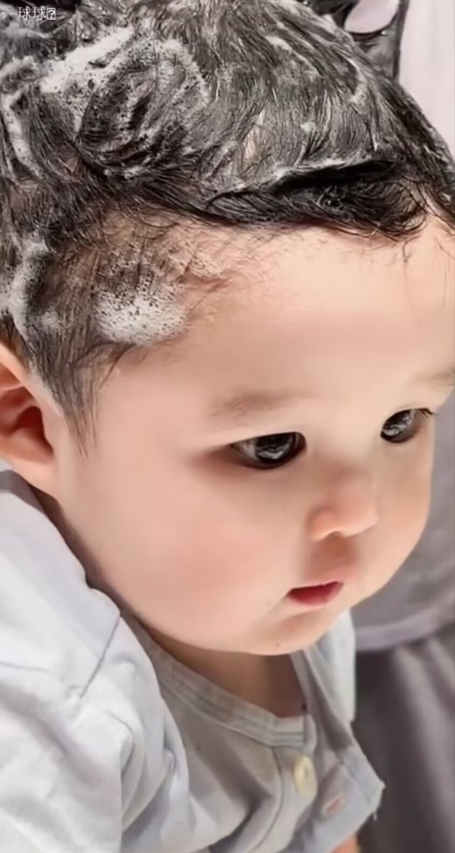 赵本山1岁小外孙近照，憨态可掬像洋娃娃，与妈妈童年照似饼印__赵本山1岁小外孙近照，憨态可掬像洋娃娃，与妈妈童年照似饼印