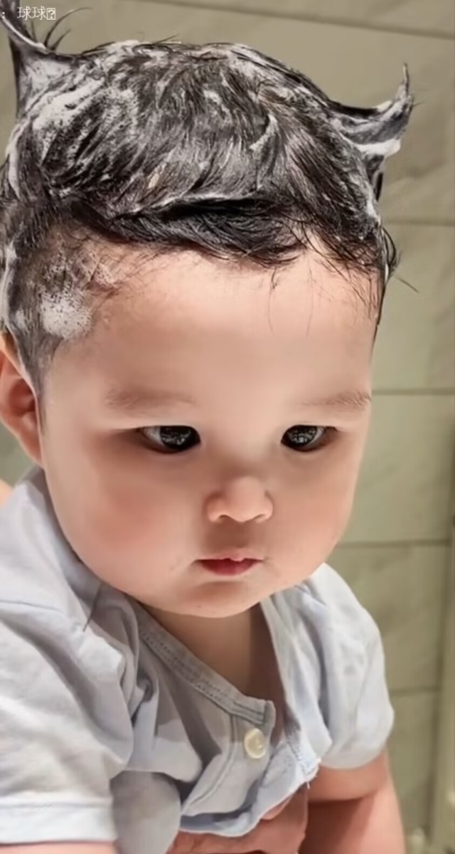 赵本山1岁小外孙近照，憨态可掬像洋娃娃，与妈妈童年照似饼印_赵本山1岁小外孙近照，憨态可掬像洋娃娃，与妈妈童年照似饼印_
