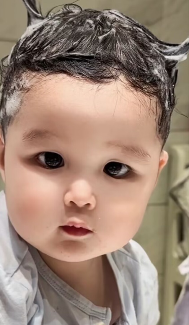 _赵本山1岁小外孙近照，憨态可掬像洋娃娃，与妈妈童年照似饼印_赵本山1岁小外孙近照，憨态可掬像洋娃娃，与妈妈童年照似饼印