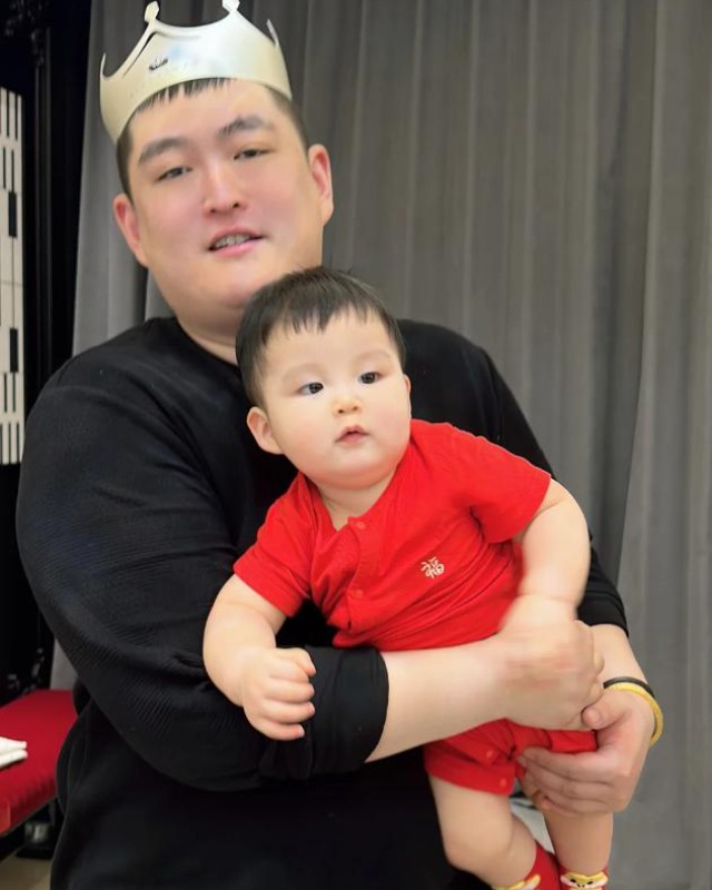 _赵本山1岁小外孙近照，憨态可掬像洋娃娃，与妈妈童年照似饼印_赵本山1岁小外孙近照，憨态可掬像洋娃娃，与妈妈童年照似饼印