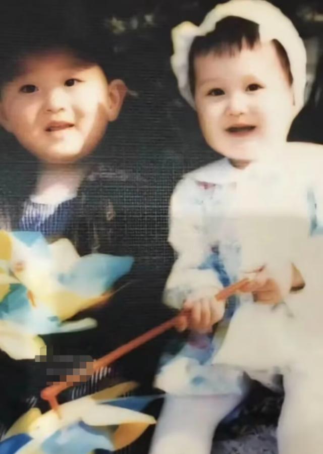 赵本山1岁小外孙近照，憨态可掬像洋娃娃，与妈妈童年照似饼印__赵本山1岁小外孙近照，憨态可掬像洋娃娃，与妈妈童年照似饼印