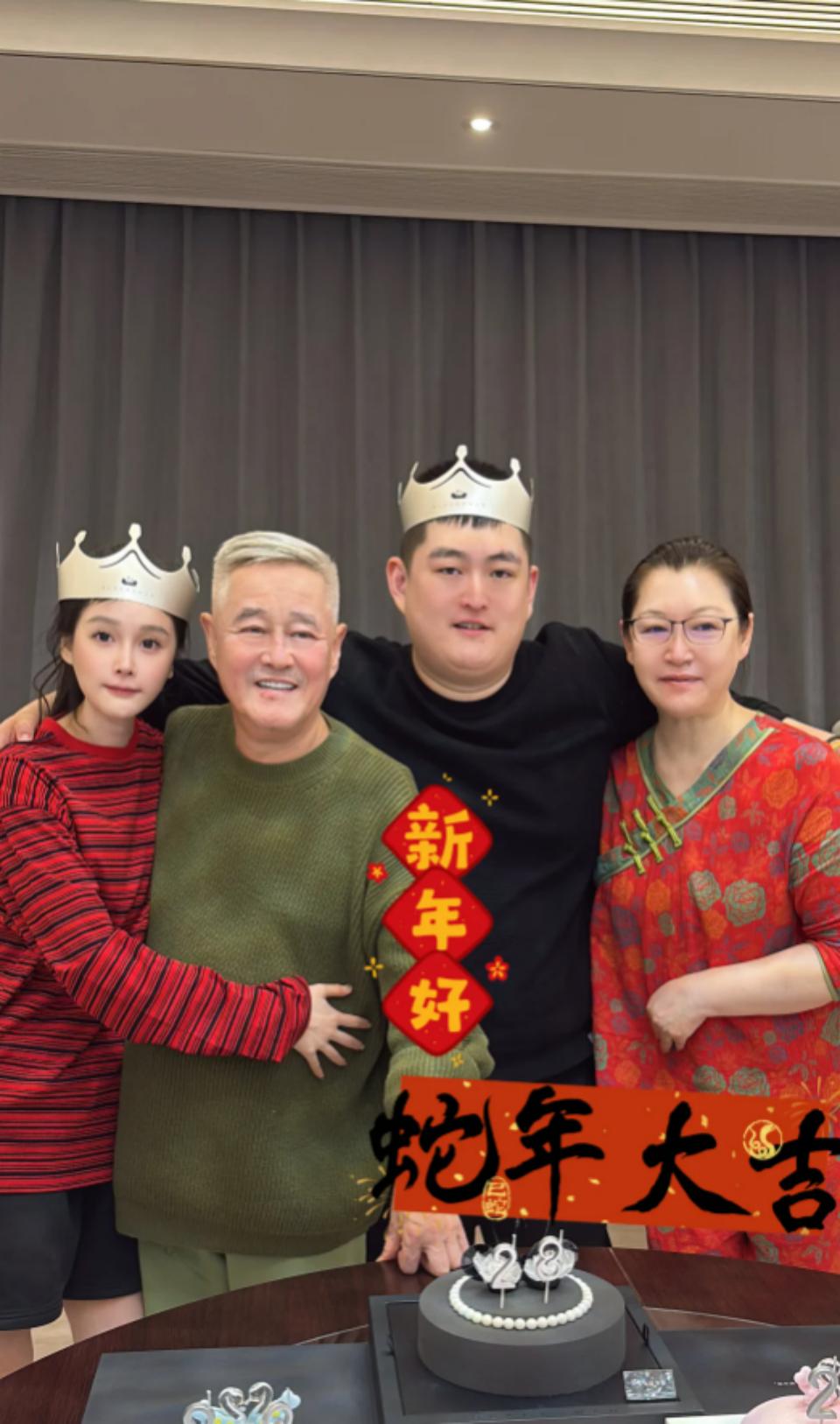 赵本山1岁小外孙近照，憨态可掬像洋娃娃，与妈妈童年照似饼印_赵本山1岁小外孙近照，憨态可掬像洋娃娃，与妈妈童年照似饼印_