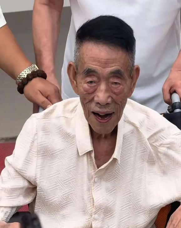 _每天2包烟，顿顿8两白酒，70岁李琦跟去世前杨少华状态如出一辙_每天2包烟，顿顿8两白酒，70岁李琦跟去世前杨少华状态如出一辙