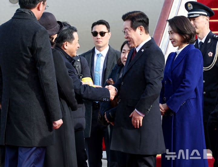 韩国第一夫人抵达北京啦！零下的气温光腿穿大衣，双排扣大衣很美