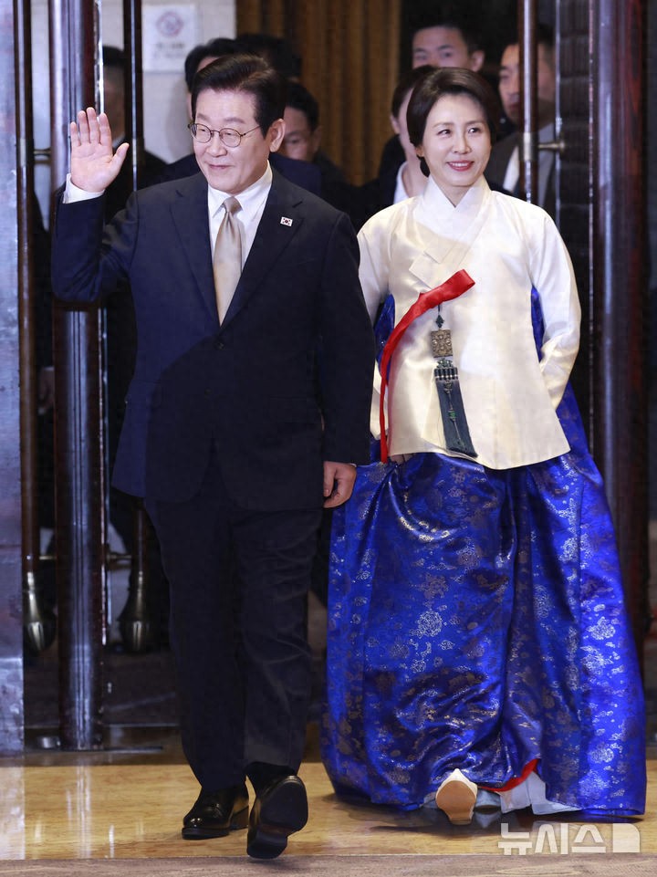 李在明夫妇在北京出席招待会!第一夫人穿传统韩服亮相,又惊艳了