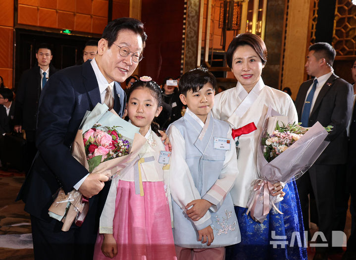 贝克汉姆夫妇亮相_宗馥莉穿性感黑丝亮相浙江两会_