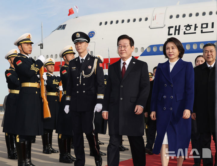 贝克汉姆夫妇亮相__宗馥莉穿性感黑丝亮相浙江两会