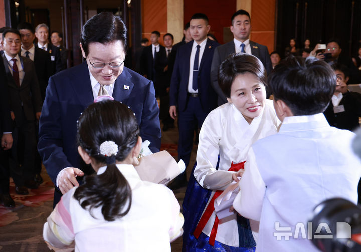 贝克汉姆夫妇亮相_宗馥莉穿性感黑丝亮相浙江两会_