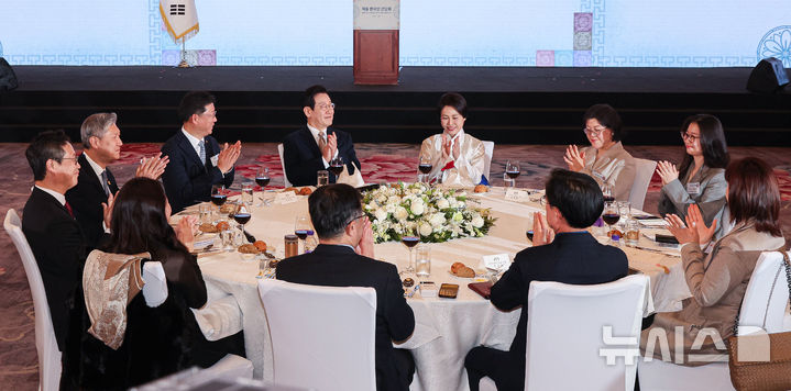 宗馥莉穿性感黑丝亮相浙江两会__贝克汉姆夫妇亮相