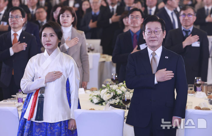 宗馥莉穿性感黑丝亮相浙江两会_贝克汉姆夫妇亮相_