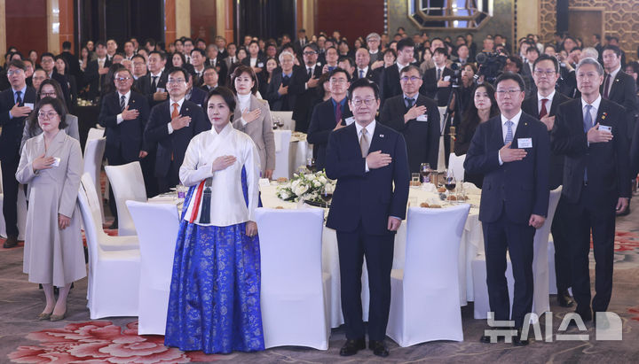 贝克汉姆夫妇亮相__宗馥莉穿性感黑丝亮相浙江两会