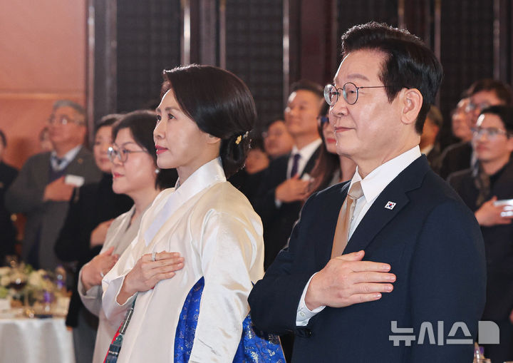 _宗馥莉穿性感黑丝亮相浙江两会_贝克汉姆夫妇亮相