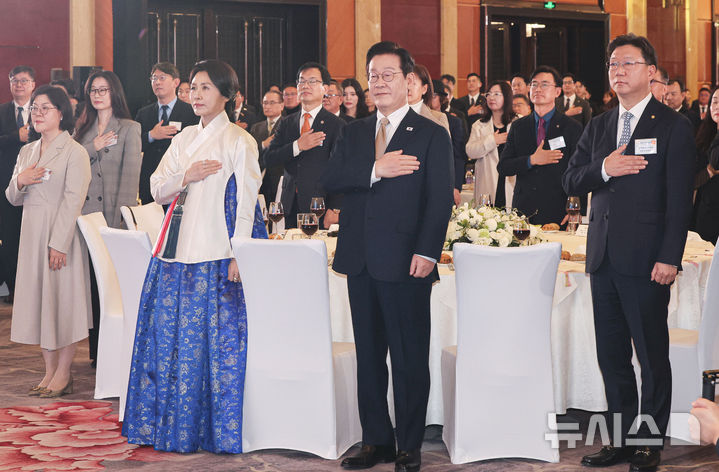 贝克汉姆夫妇亮相__宗馥莉穿性感黑丝亮相浙江两会