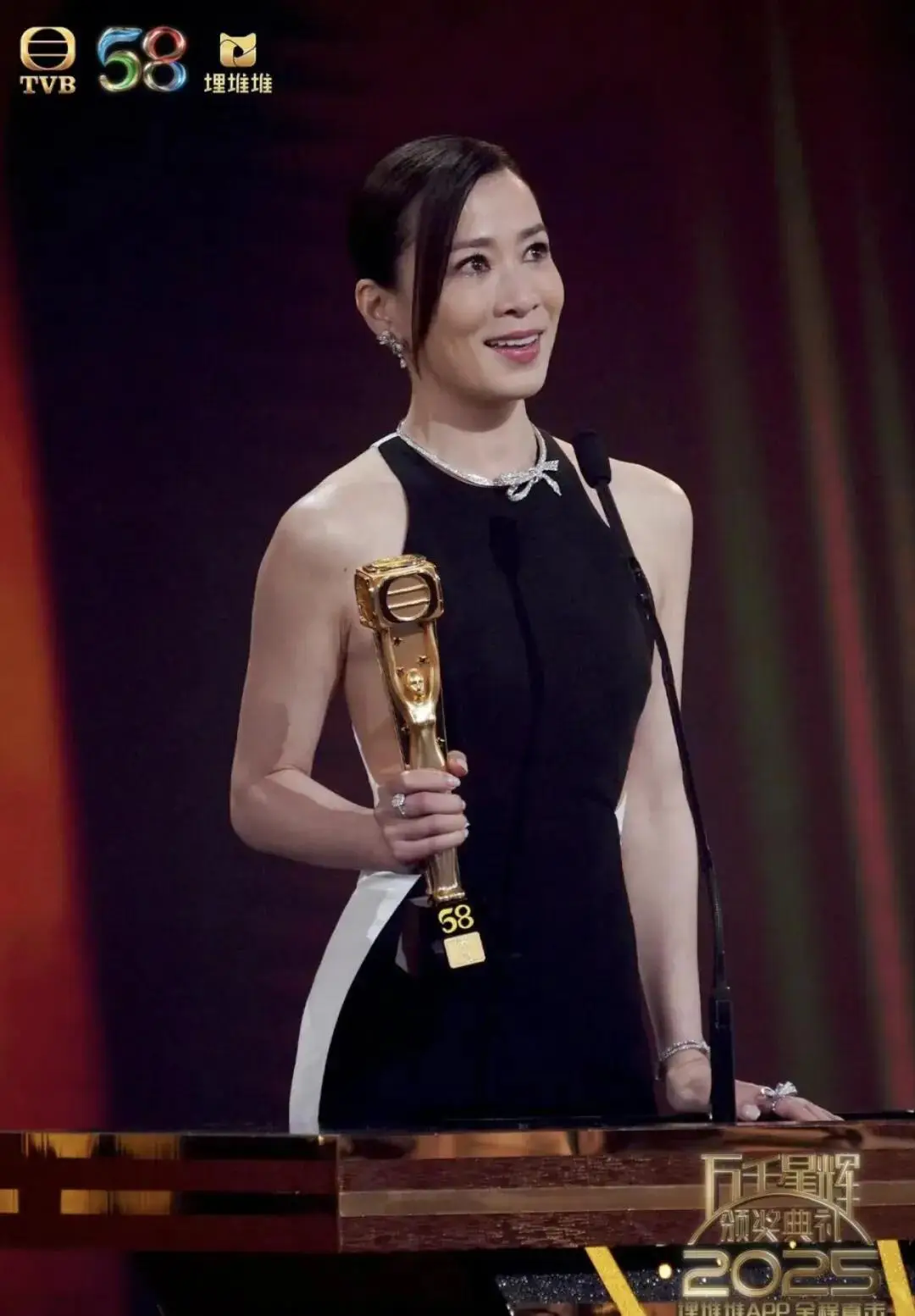 大牌格子连衣裙搭外搭_珠宝颁奖仪式主持词_