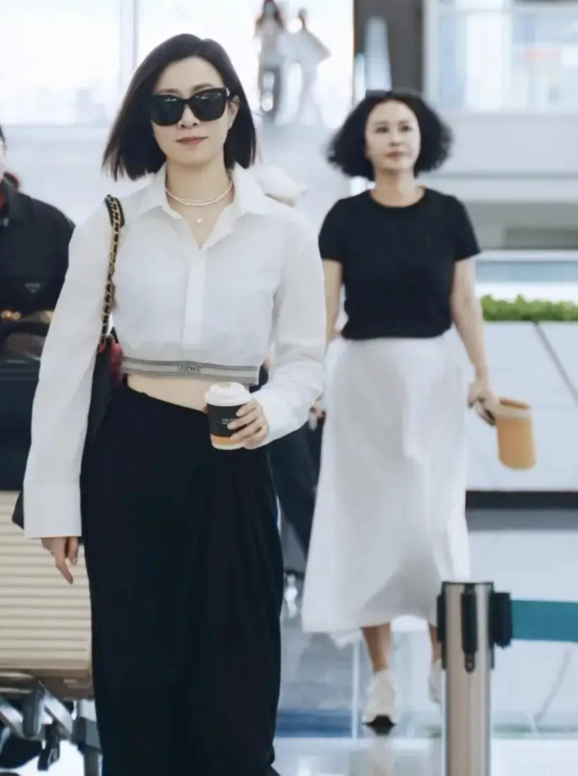 大牌格子连衣裙搭外搭__珠宝颁奖仪式主持词