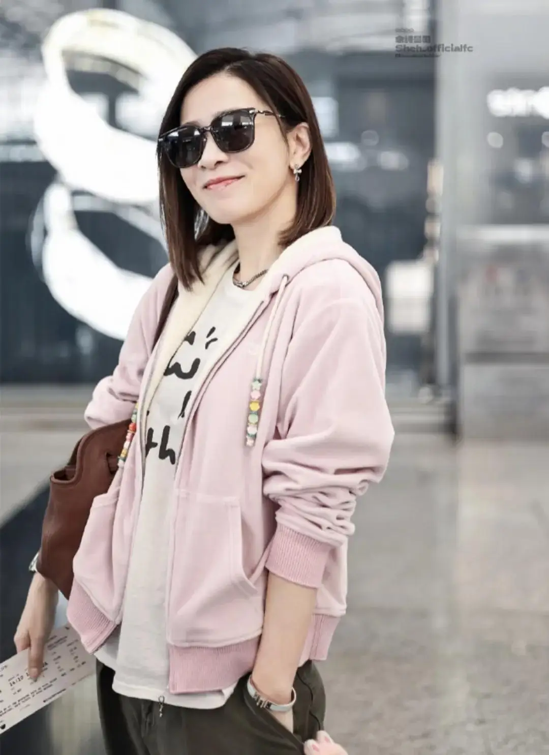 大牌格子连衣裙搭外搭__珠宝颁奖仪式主持词