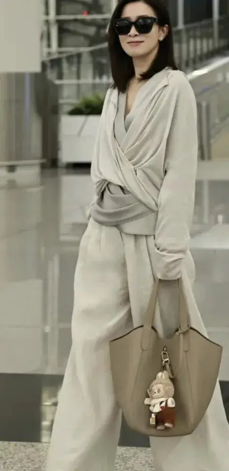 _珠宝颁奖仪式主持词_大牌格子连衣裙搭外搭