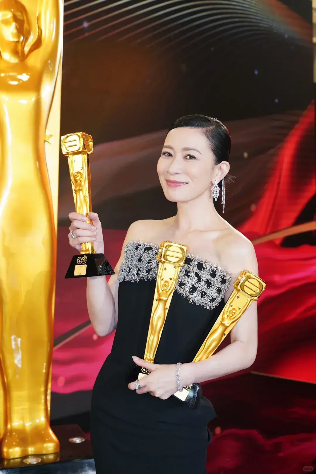 大牌格子连衣裙搭外搭__珠宝颁奖仪式主持词