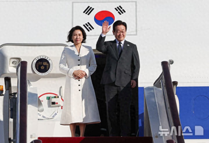 韩国第一夫人出发去上海啦！光腿穿白色大衣不怕冷，又把人美到了