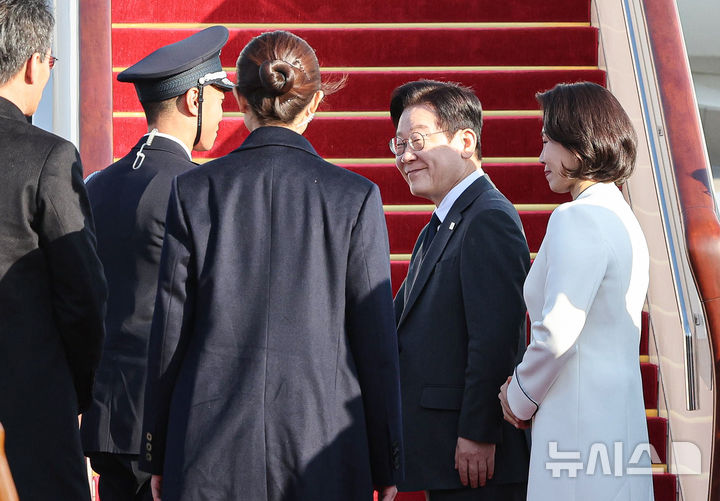 韩国第一夫人出发去上海啦！光腿穿白色大衣不怕冷，又把人美到了_韩国第一夫人出发去上海啦！光腿穿白色大衣不怕冷，又把人美到了_