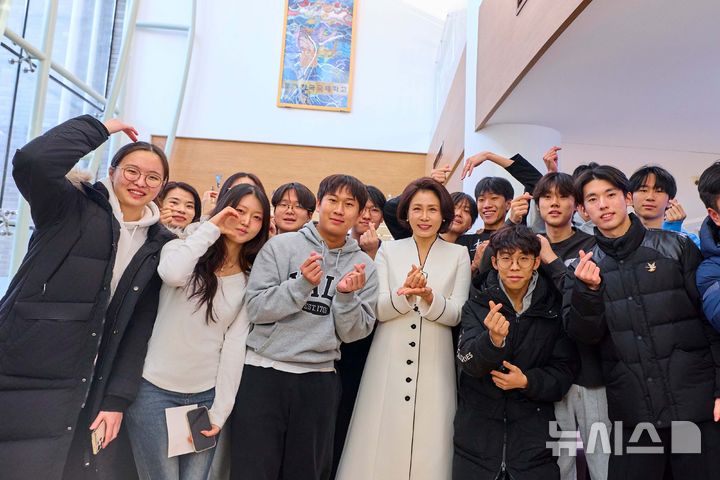 _韩国第一夫人出发去上海啦！光腿穿白色大衣不怕冷，又把人美到了_韩国第一夫人出发去上海啦！光腿穿白色大衣不怕冷，又把人美到了