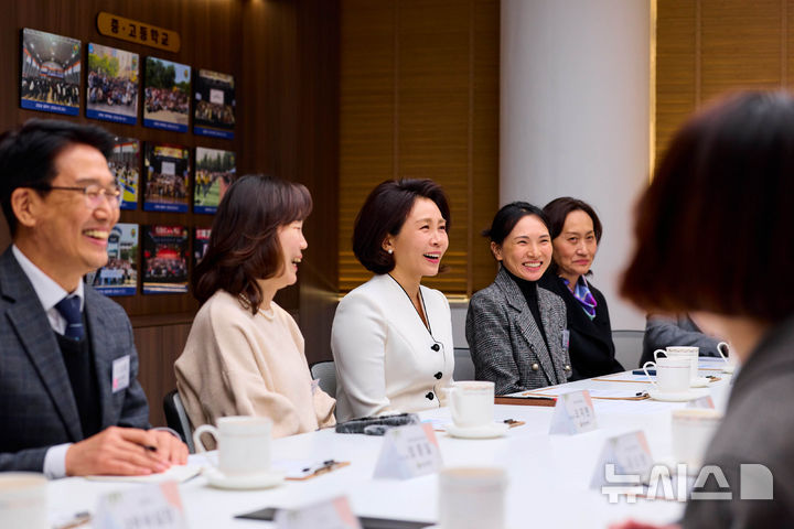 韩国第一夫人出发去上海啦！光腿穿白色大衣不怕冷，又把人美到了__韩国第一夫人出发去上海啦！光腿穿白色大衣不怕冷，又把人美到了