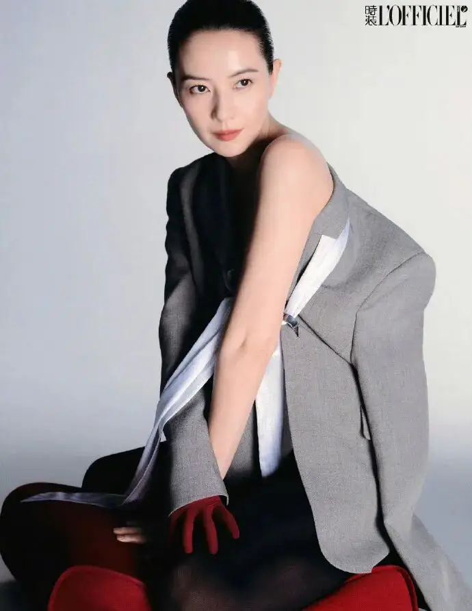 高圆圆开年封封神!大光明盘发,40 + 优雅戳心巴!__高圆圆开年封封神!大光明盘发,40 + 优雅戳心巴!