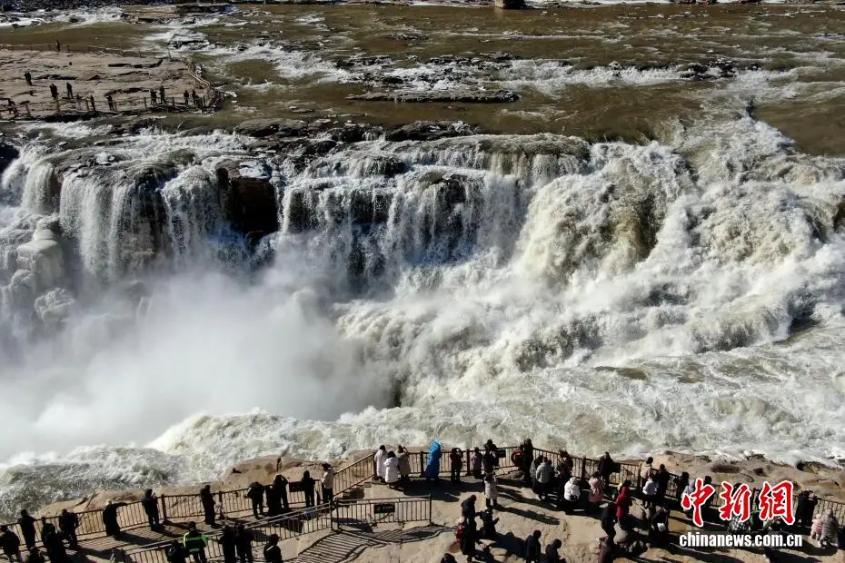 山西吉县：黄河壶口瀑布现冰瀑玉壶景观