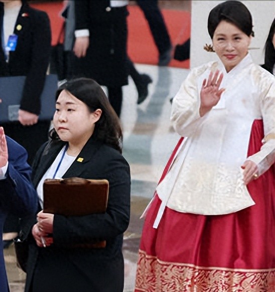 韩国第一夫人在人民大会堂出席欢迎仪式！穿鲜艳韩服亮相，很端庄