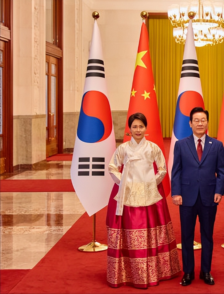 董事长出席助学仪式_出席投产仪式_