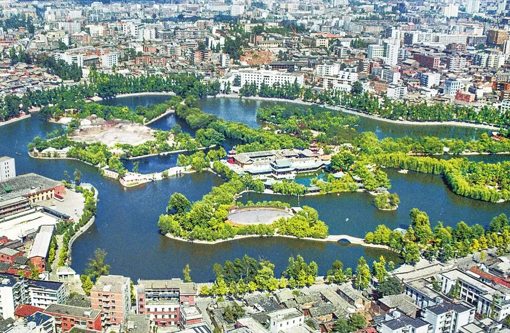 _在翠湖里划小船的父子俩 刘建明摄于1978年_在翠湖里划小船的父子俩 刘建明摄于1978年