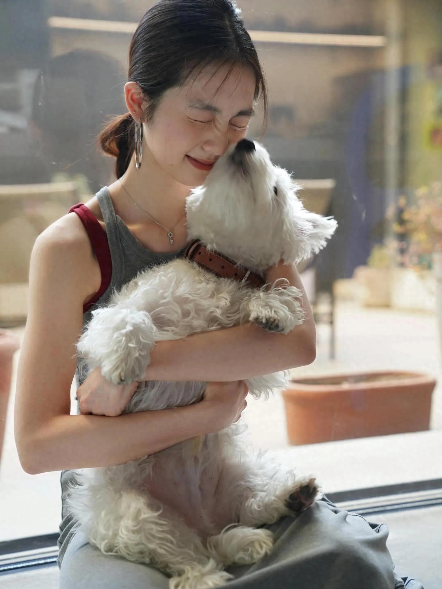 黄磊大女儿黄多多晒近照，抱狗狗出镜画面有爱，颜值好高太像孙莉