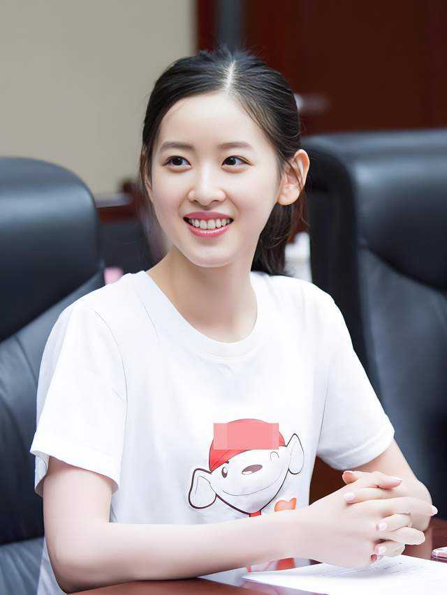 32岁章泽天回国创业，烫羊毛卷素颜开会很自信，没有拖刘强东后腿