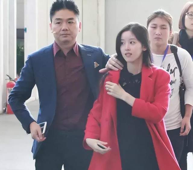 _刘强东一撮头发_刘强东染发吗