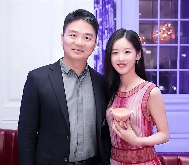 刘强东一撮头发_刘强东染发吗_