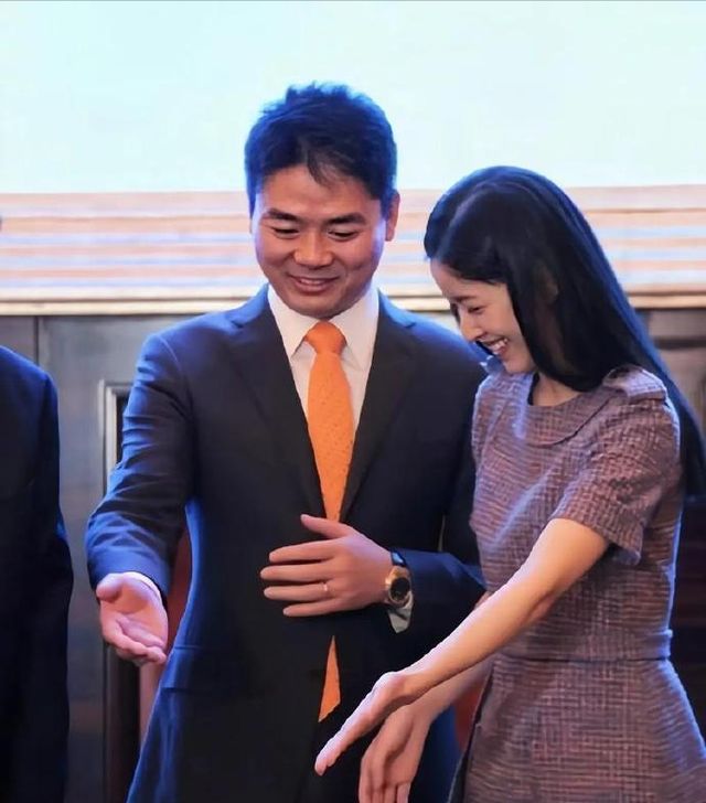 刘强东染发吗__刘强东一撮头发