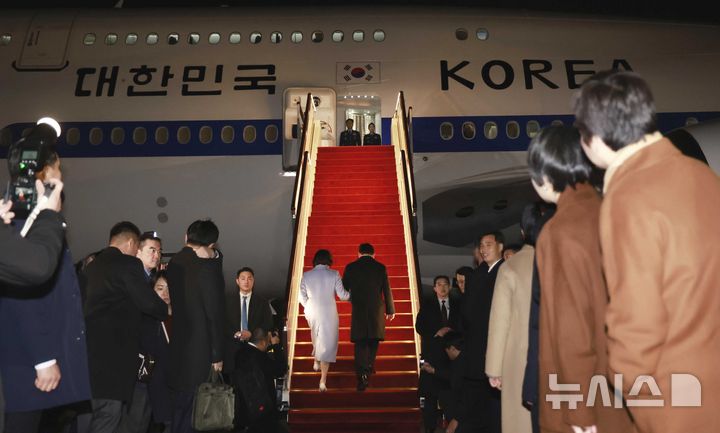 韩国第一夫人访问大韩民国临时政府旧址!光腿不怕冷,气质太端庄_韩国第一夫人访问大韩民国临时政府旧址!光腿不怕冷,气质太端庄_