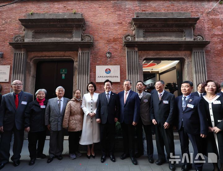 韩国第一夫人访问大韩民国临时政府旧址!光腿不怕冷,气质太端庄__韩国第一夫人访问大韩民国临时政府旧址!光腿不怕冷,气质太端庄