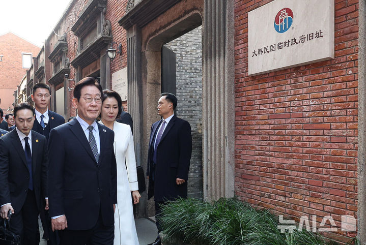 韩国第一夫人访问大韩民国临时政府旧址!光腿不怕冷,气质太端庄__韩国第一夫人访问大韩民国临时政府旧址!光腿不怕冷,气质太端庄