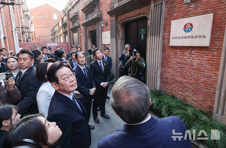 _韩国第一夫人访问大韩民国临时政府旧址!光腿不怕冷,气质太端庄_韩国第一夫人访问大韩民国临时政府旧址!光腿不怕冷,气质太端庄