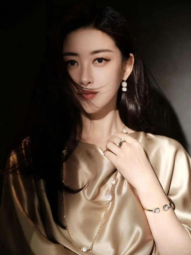 朱珠美上热搜的老钱风穿搭，太值得借鉴了！_朱珠美上热搜的老钱风穿搭，太值得借鉴了！_