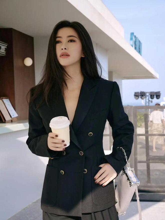 朱珠美上热搜的老钱风穿搭，太值得借鉴了！__朱珠美上热搜的老钱风穿搭，太值得借鉴了！