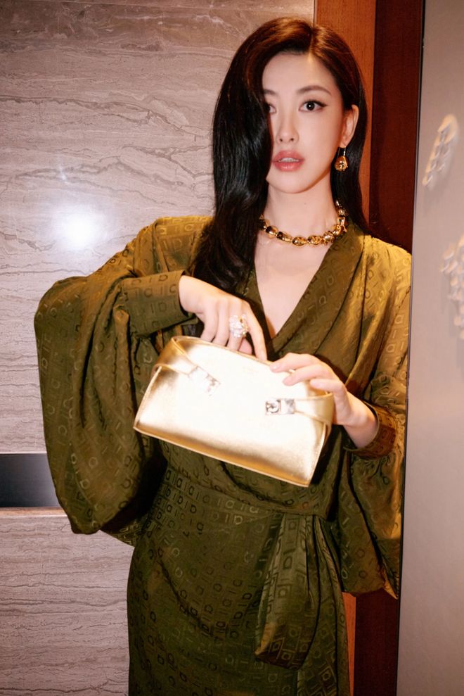 _朱珠美上热搜的老钱风穿搭，太值得借鉴了！_朱珠美上热搜的老钱风穿搭，太值得借鉴了！