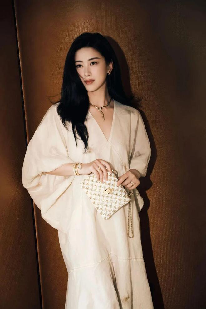 朱珠美上热搜的老钱风穿搭，太值得借鉴了！__朱珠美上热搜的老钱风穿搭，太值得借鉴了！