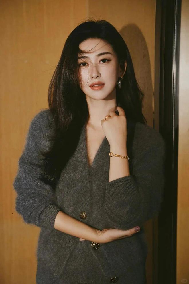 朱珠美上热搜的老钱风穿搭，太值得借鉴了！_朱珠美上热搜的老钱风穿搭，太值得借鉴了！_