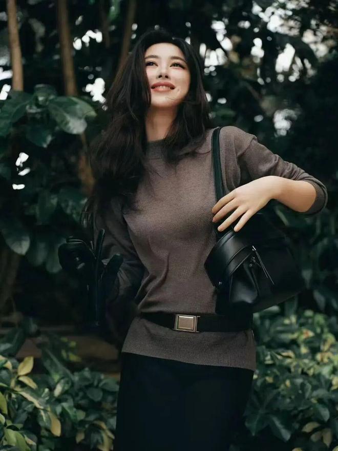 朱珠美上热搜的老钱风穿搭，太值得借鉴了！__朱珠美上热搜的老钱风穿搭，太值得借鉴了！