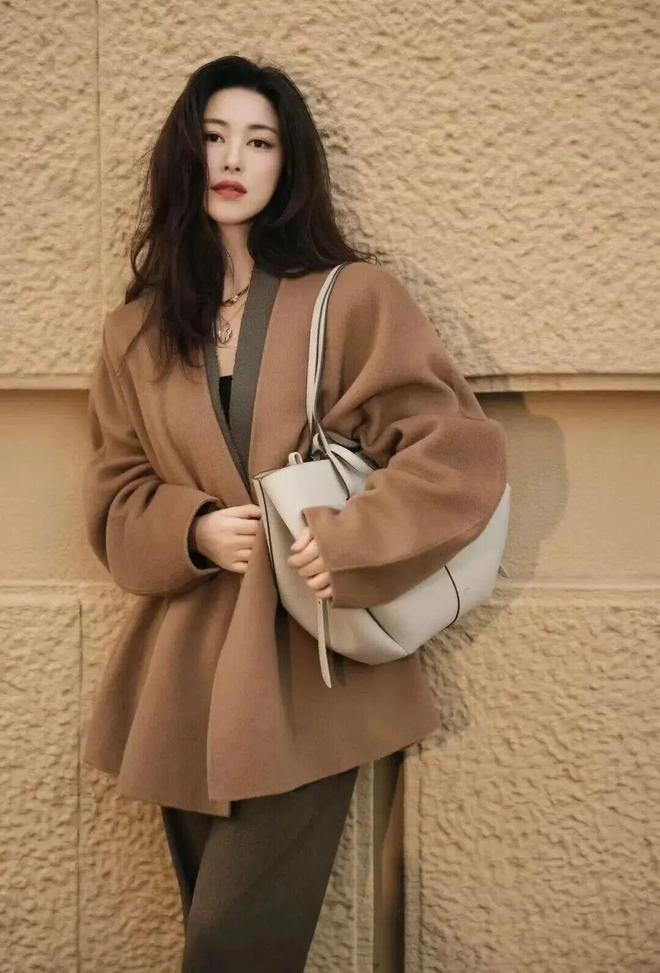 朱珠美上热搜的老钱风穿搭，太值得借鉴了！_朱珠美上热搜的老钱风穿搭，太值得借鉴了！_